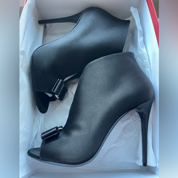 Ferragamo Satin Heels
Size 8
Worn twice - Picture 4 of 5